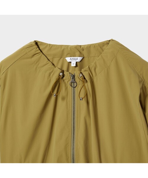 AIGLE（エーグル）の「撥水 ノーカラー ブルゾン（ノーカラージャケット・レディース・ブラック/モスグリーン・40/38/36）」の8枚目の写真