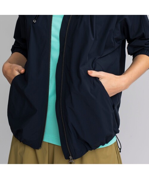 AIGLE（エーグル）の「撥水 ノーカラー ブルゾン（ノーカラージャケット・レディース・ブラック/モスグリーン・40/38/36）」の15枚目の写真