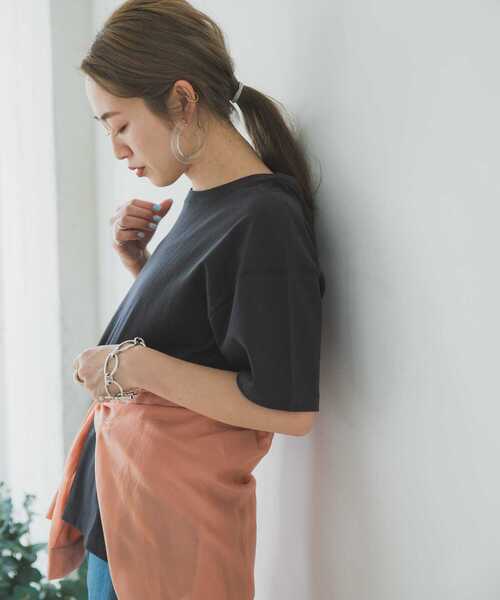 ITEMS URBANRESEARCH(アイテムズ アーバンリサーチ)の「ルーズ半袖Tシャツ(Tシャツ/カットソー・レディース・オフホワイト/イエロー/スミクロ/モカ・FREE)」の11枚目の写真