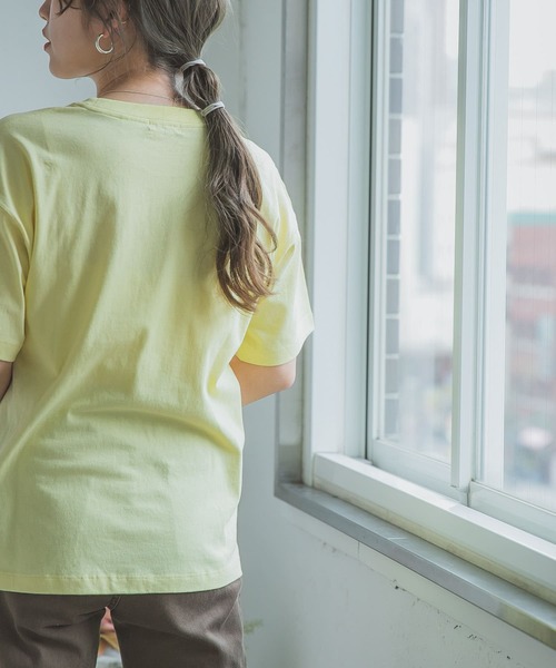 ITEMS URBANRESEARCH(アイテムズ アーバンリサーチ)の「ルーズ半袖Tシャツ(Tシャツ/カットソー・レディース・オフホワイト/イエロー/スミクロ/モカ・FREE)」の20枚目の写真