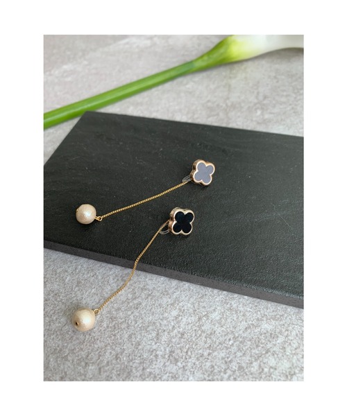 tone（トーン）の「【Mee】フラワーイヤリング × 揺れるコットンパール(MA)（イヤリング・レディース・ホワイト/ブラック・FREE）」の2枚目の写真