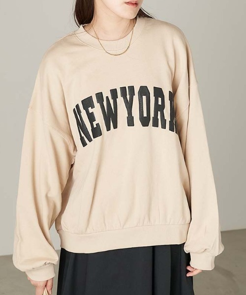 Chaco closet(チャコ クローゼット)の「"NEWYORK"カレッジロゴ風ボリュームスリーブスウェット(スウェット・レディース・ベージュ/ネイビー/カーキ・FREE)」の1枚目の写真