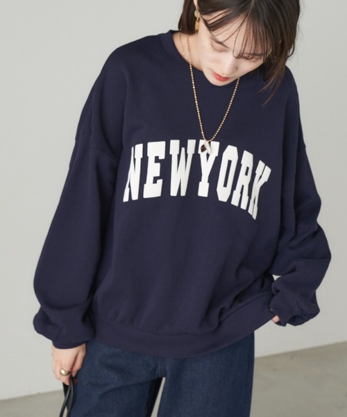 Chaco closet(チャコ クローゼット)の「"NEWYORK"カレッジロゴ風ボリュームスリーブスウェット(スウェット・レディース・ベージュ/ネイビー/カーキ・FREE)」の3枚目の写真