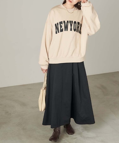 Chaco closet(チャコ クローゼット)の「"NEWYORK"カレッジロゴ風ボリュームスリーブスウェット(スウェット・レディース・ベージュ/ネイビー/カーキ・FREE)」の7枚目の写真