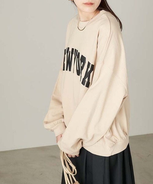 Chaco closet(チャコ クローゼット)の「"NEWYORK"カレッジロゴ風ボリュームスリーブスウェット(スウェット・レディース・ベージュ/ネイビー/カーキ・FREE)」の5枚目の写真
