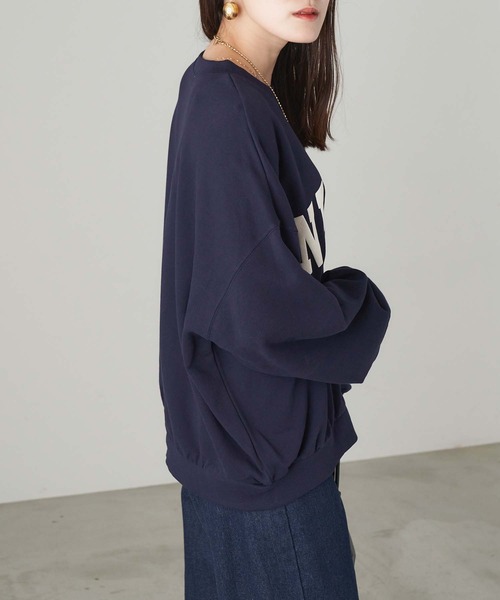 Chaco closet(チャコ クローゼット)の「"NEWYORK"カレッジロゴ風ボリュームスリーブスウェット(スウェット・レディース・ベージュ/ネイビー/カーキ・FREE)」の15枚目の写真