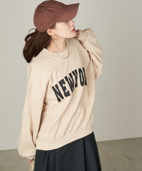 Chaco closet(チャコ クローゼット)の「"NEWYORK"カレッジロゴ風ボリュームスリーブスウェット(スウェット・レディース・ベージュ/ネイビー/カーキ・FREE)」の4枚目の写真