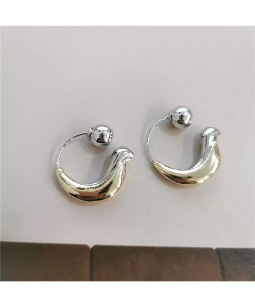 mou（モウ）の「【YNG】バイカラー変形ボールキャッチピアス（ピアス（両耳用）・レディース・シルバー×ゴールド・FREE）」の4枚目の写真