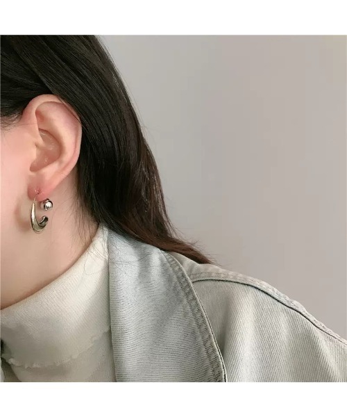 mou（モウ）の「【YNG】バイカラー変形ボールキャッチピアス（ピアス（両耳用）・レディース・シルバー×ゴールド・FREE）」の2枚目の写真