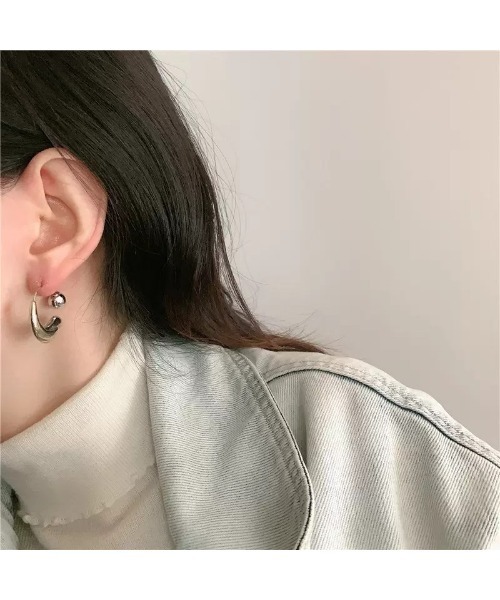 mou（モウ）の「【YNG】バイカラー変形ボールキャッチピアス（ピアス（両耳用）・レディース・シルバー×ゴールド・FREE）」の3枚目の写真