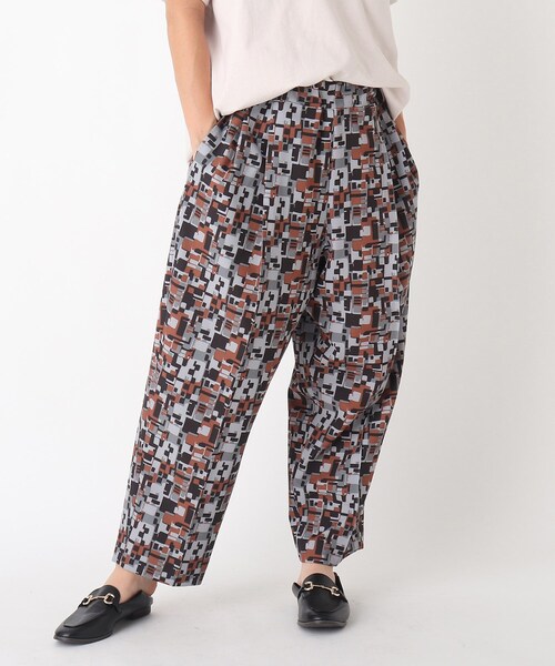 OPAQUE.CLIP（オペークドットクリップ）の「◆ライトダブルクロス タックテーパードパンツ【UNISEX】（スーツパンツ・レディース・チャコール/ブラック系1・38/40）」の2枚目の写真