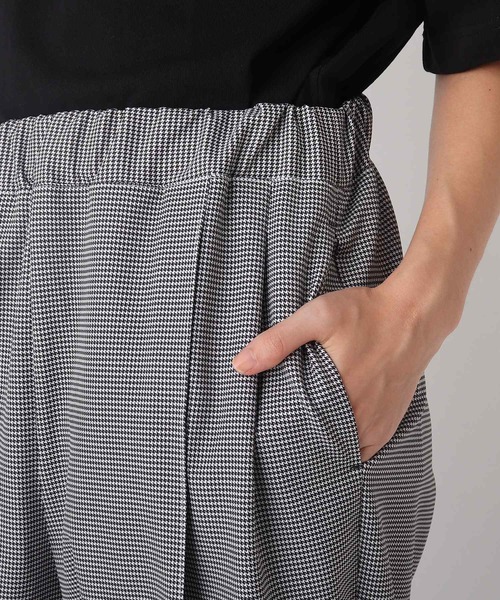 OPAQUE.CLIP（オペークドットクリップ）の「◆ライトダブルクロス タックテーパードパンツ【UNISEX】（スーツパンツ・レディース・チャコール/ブラック系1・38/40）」の10枚目の写真