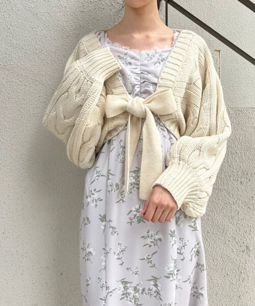 MAJESTIC LEGON（マジェスティックレゴン）の「ケーブルニットボレロ（カーディガン/ボレロ・レディース・ライトグレー/アイボリー/モカ・MEDIUM）」の2枚目の写真