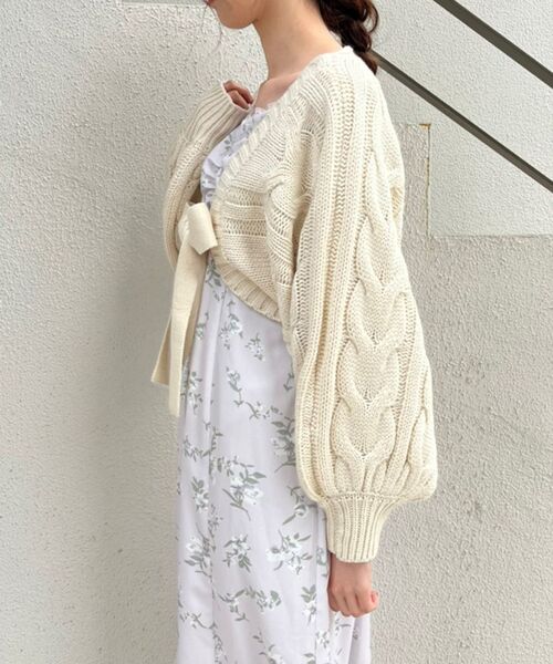 MAJESTIC LEGON（マジェスティックレゴン）の「ケーブルニットボレロ（カーディガン/ボレロ・レディース・ライトグレー/アイボリー/モカ・MEDIUM）」の5枚目の写真