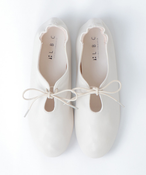 LBC(エルビーシー)の「リボンギャザーシューズ(その他シューズ・レディース・ホワイト/ブラック/ブラウン/Silver・M/L)」の2枚目の写真