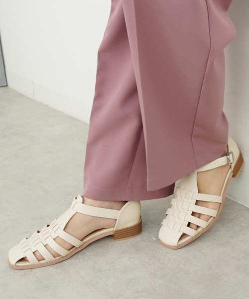 Fabby fabby（ファビィーファビィー）の「グルカサンダルシューズ / グルカサンダル（サンダル・レディース・ブラック/ベージュ/オフホワイト・SMALL/MEDIUM/LARGE）」の2枚目の写真