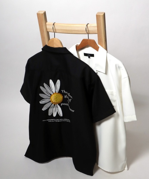 Salong hameu（サロン ハミュー）の「背中刺繍オープンカラーシャツ/花刺繍・バラ・マーガレット・狼・ウルフ・クリームソーダ・虎・アメカジ・ワッペン（シャツ/ブラウス・メンズ・ホワイト/ブラック/ベージュ/グリーン/ホワイト系その他/ブラック系その他/ベージュ系その他/グリーン系その他/ホワイト系その他2/ブラック系その他2/ブラック系その他3/ブラック系その他4/ブラック系その他5/ブラック系その他6・LL/M/L）」の8枚目の写真