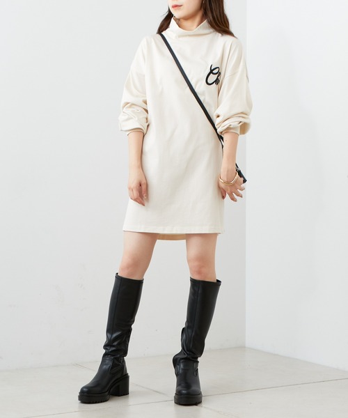 Chico（チコ）の「【2022AW】胸刺繍ハイネックルーズロンT（Tシャツ/カットソー・レディース・アイボリー/ブラック/グレー/カーキ・FREE）」の5枚目の写真