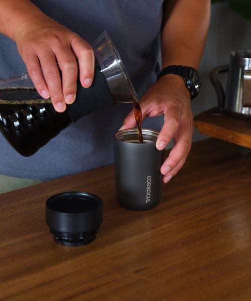 CORKCICLE（コークシクル）の「9oz/250ml COMMUTER CUP コミューターカップ 漏れない保温保冷タンブラー 360度全方向 プッシュ蓋式 CERAMIC SLATE/SNOWDRIFT/WALNUT [CORKCICLE/コークシクル]（グラス/マグカップ/タンブラー・メンズ・グレー/ブラウン/ホワイト系その他・ONE SIZE）」の7枚目の写真