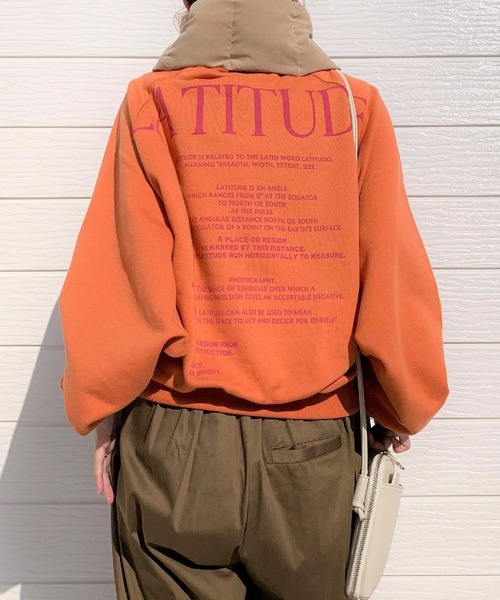 Q(キュー)の「バックロゴラグラントレーナー(スウェット・レディース・オレンジ/ライトグレー・MEDIUM)」の2枚目の写真