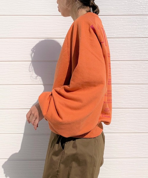 Q(キュー)の「バックロゴラグラントレーナー(スウェット・レディース・オレンジ/ライトグレー・MEDIUM)」の5枚目の写真