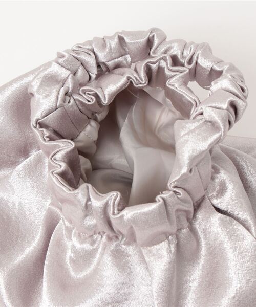 kaene(カエン)の「【kaene】メタルサテンバッグ(ショルダーバッグ・レディース・シルバー/ゴールド・FREE)」の5枚目の写真