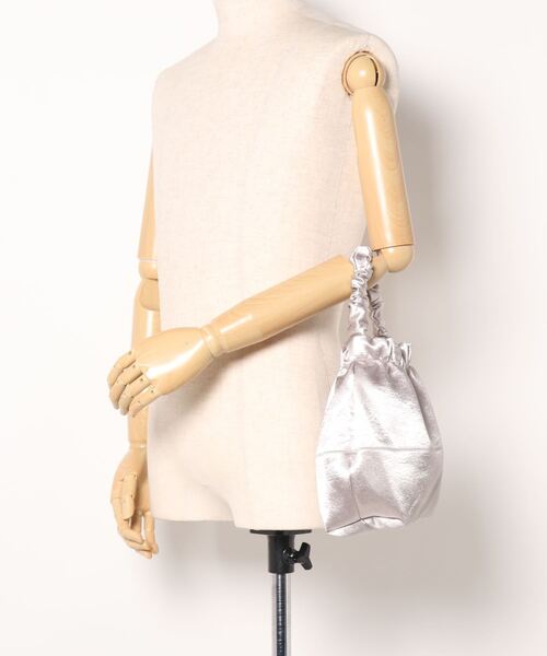 kaene(カエン)の「【kaene】メタルサテンバッグ(ショルダーバッグ・レディース・シルバー/ゴールド・FREE)」の6枚目の写真