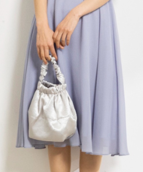 kaene(カエン)の「【kaene】メタルサテンバッグ(ショルダーバッグ・レディース・シルバー/ゴールド・FREE)」の1枚目の写真