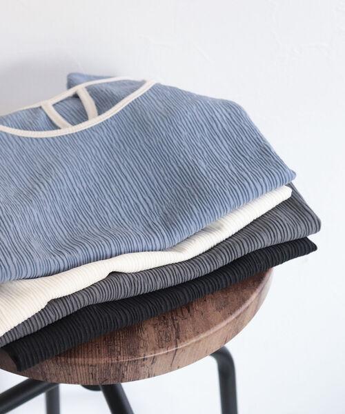 fredy emue（フレディエミュ）の「カット楊柳2wayタンクトップ（タンクトップ・レディース・ブラック/アイボリー/チャコールグレー/ブルー・38）」の4枚目の写真