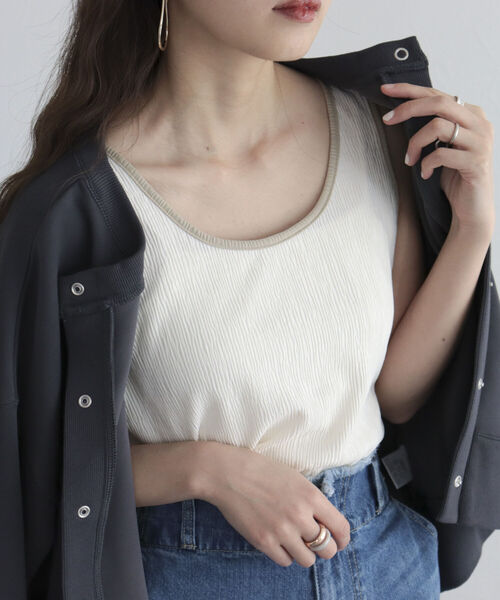fredy emue（フレディエミュ）の「カット楊柳2wayタンクトップ（タンクトップ・レディース・ブラック/アイボリー/チャコールグレー/ブルー・38）」の2枚目の写真