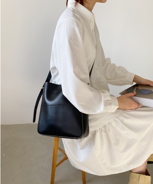 thank U more(サンキューモア)の「フェイクレザー バケツ型 万能 ショルダーバック(ショルダーバッグ・レディース・ブラック/ベージュ/ホワイト・FREE)」の9枚目の写真