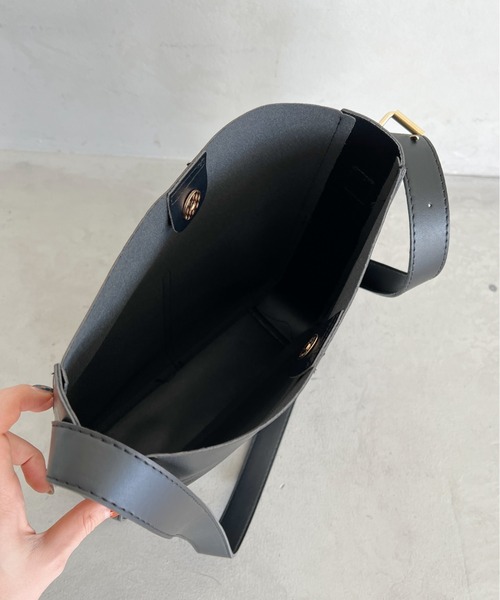 thank U more(サンキューモア)の「フェイクレザー バケツ型 万能 ショルダーバック(ショルダーバッグ・レディース・ブラック/ベージュ/ホワイト・FREE)」の21枚目の写真