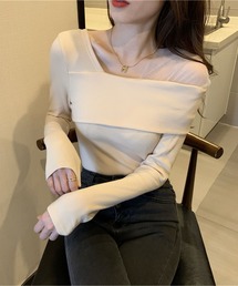 斜め襟のブラウス