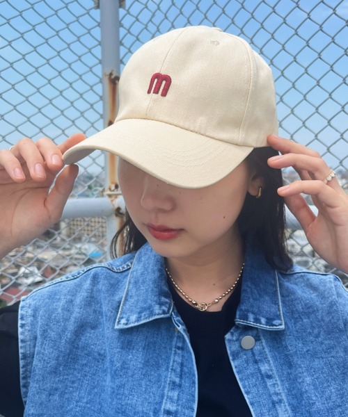 CLEA(クレア)の「【全5色】m字フロント刺繍キャップ(キャップ・レディース・ブルー/アイボリー/ブラック/オレンジ/イエロー・FREE)」の2枚目の写真