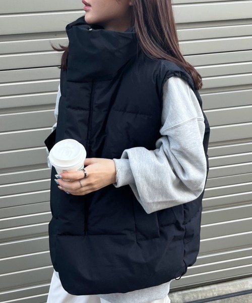 CLEA（クレア）の「スタンドカラーフェイクダウン/中綿オーバーサイズベスト（ダウンベスト・レディース・アイボリー/ブラック/ピンク・L/M/S）」の8枚目の写真