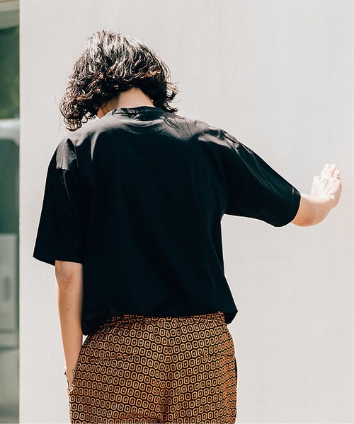 EDIFICE(エディフィス)の「《追加販売》アルビニスタ スムース クルーネック Tシャツ(Tシャツ/カットソー・メンズ・ブラウン/ライトグレー/ブラック/ブルー系その他/ホワイト・SMALL/LARGE/MEDIUM)」の10枚目の写真