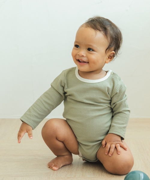 pairmanon（ペアマノン）の「【ベビー】 バイカラー 配色 長袖 ロンパース（ロンパース・キッズ・ミント/ラベンダー/ライトベージュ/ダークブルー/ブラック/グレイッシュベージュ・70/80）」の4枚目の写真