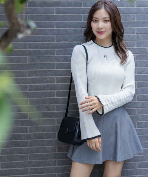 clear(クリア)の「ワンポイント刺繍フレアスリーブニットトップス(ニット/セーター・レディース・オフホワイト/グレイッシュベージュ/ブラック・F)」の2枚目の写真