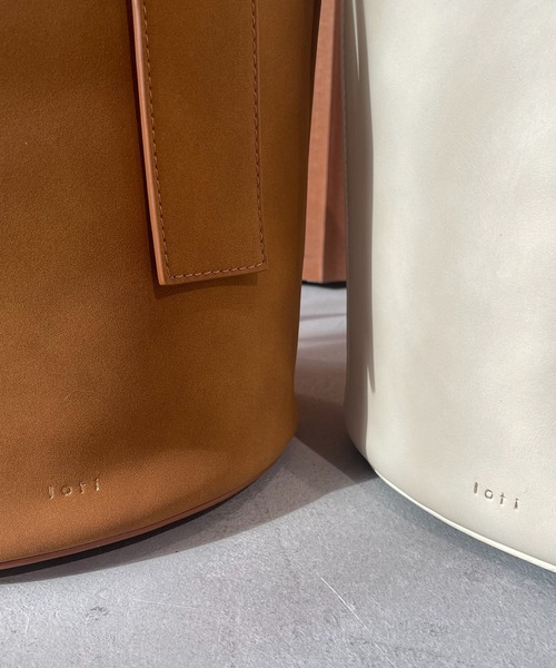 loti（ロティ）の「loti ワンハンドルボタントート（トートバッグ・レディース・キャメル/アイボリー・ONE SIZE）」の6枚目の写真