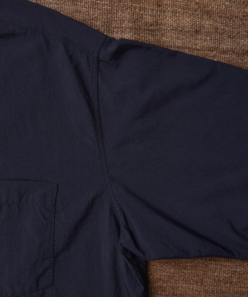 WILD LIFE TAILOR Adam et Rope'（ワイルドテーラーアダムエロペ　）の「【WILD LIFE TAILOR】 ワッシャー ナイロンタスラン レギュラーカラーシャツ / 弱撥水 / UVカット / 接触冷感 / 透湿（シャツ/ブラウス・メンズ・オリーブ/ネイビー/オレンジ・L/M）」の18枚目の写真