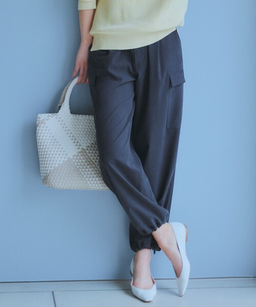 23区(ニジュウサンク)の「【Oggi4月号掲載/洗える】シルキーストレッチ パラシュートパンツ(その他パンツ・レディース・アイボリー系/ブラウン系/ブラック系・40/38/36)」の1枚目の写真