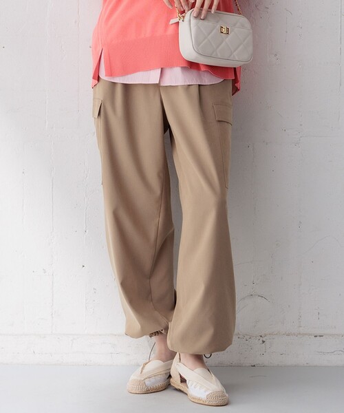 23区(ニジュウサンク)の「【Oggi4月号掲載/洗える】シルキーストレッチ パラシュートパンツ(その他パンツ・レディース・アイボリー系/ブラウン系/ブラック系・40/38/36)」の2枚目の写真