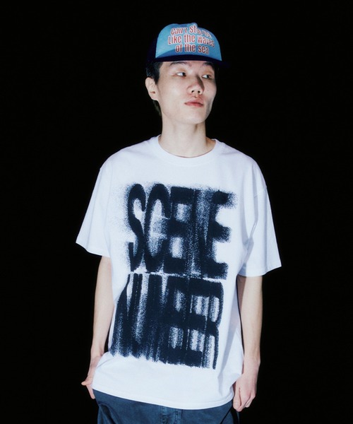 A'GEM/9 × .kom 『ISTKUNST/イストクンスト』 SCENE NUMBER TEE/シーンナンバー Tシャツ（Tシャツ/カットソー）｜ISTKUNST（イストクンスト）