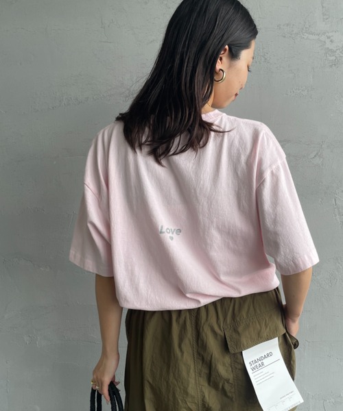 FUNG（ファング）の「[FUNG/ファング] MAKE PEACE カットオフプリントTシャツ（Tシャツ/カットソー・レディース・ホワイト/ピンク・M）」の2枚目の写真