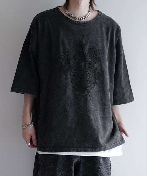cussil(クシル)の「【cussil/クシル】ピグメントスノーウォッシュ加工フラワー刺繍オーバーサイズハーフスリーブTシャツ(Tシャツ/カットソー・メンズ・ブラック/グレー/ブラック系/ベージュ・L/M/S)」の2枚目の写真