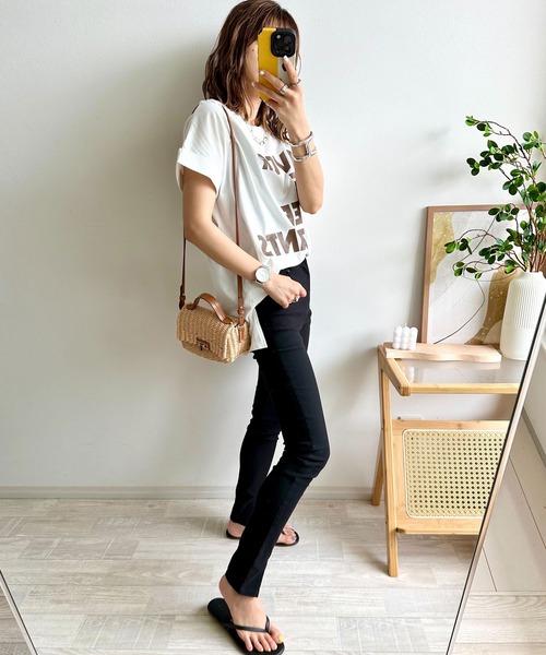 nouvellemoi(ヌーベルモイ)の「【インフルエンサーコラボ】裾スリットスキニーパンツ(その他パンツ・レディース・ブラック/ベージュ系その他・S/M/PS)」の2枚目の写真