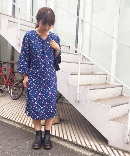 Kastane（カスタネ）の「花柄レースアップOP（チュニック・レディース・ボルドー/ブルー・FREE）」の2枚目の写真