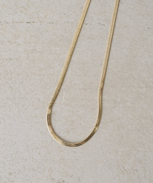 Actually（アクチュアリー）の「Flat Short Necklace　フラットショートネックレス（ピアス（両耳用）・レディース・ゴールド・0）」の3枚目の写真