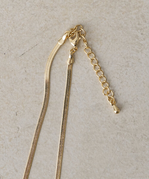 Actually（アクチュアリー）の「Flat Short Necklace　フラットショートネックレス（ピアス（両耳用）・レディース・ゴールド・0）」の4枚目の写真