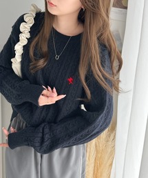 レトロ上品なトラッドテイスト。ワンポイント胸刺繍 オーバーサイズ ケーブルニットプルオーバー